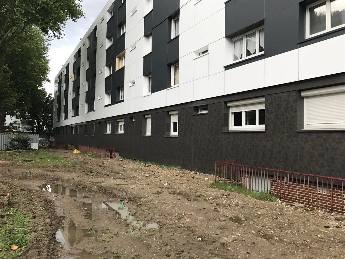 Façade contemporaine avec bardage composite et isolation extérieure
