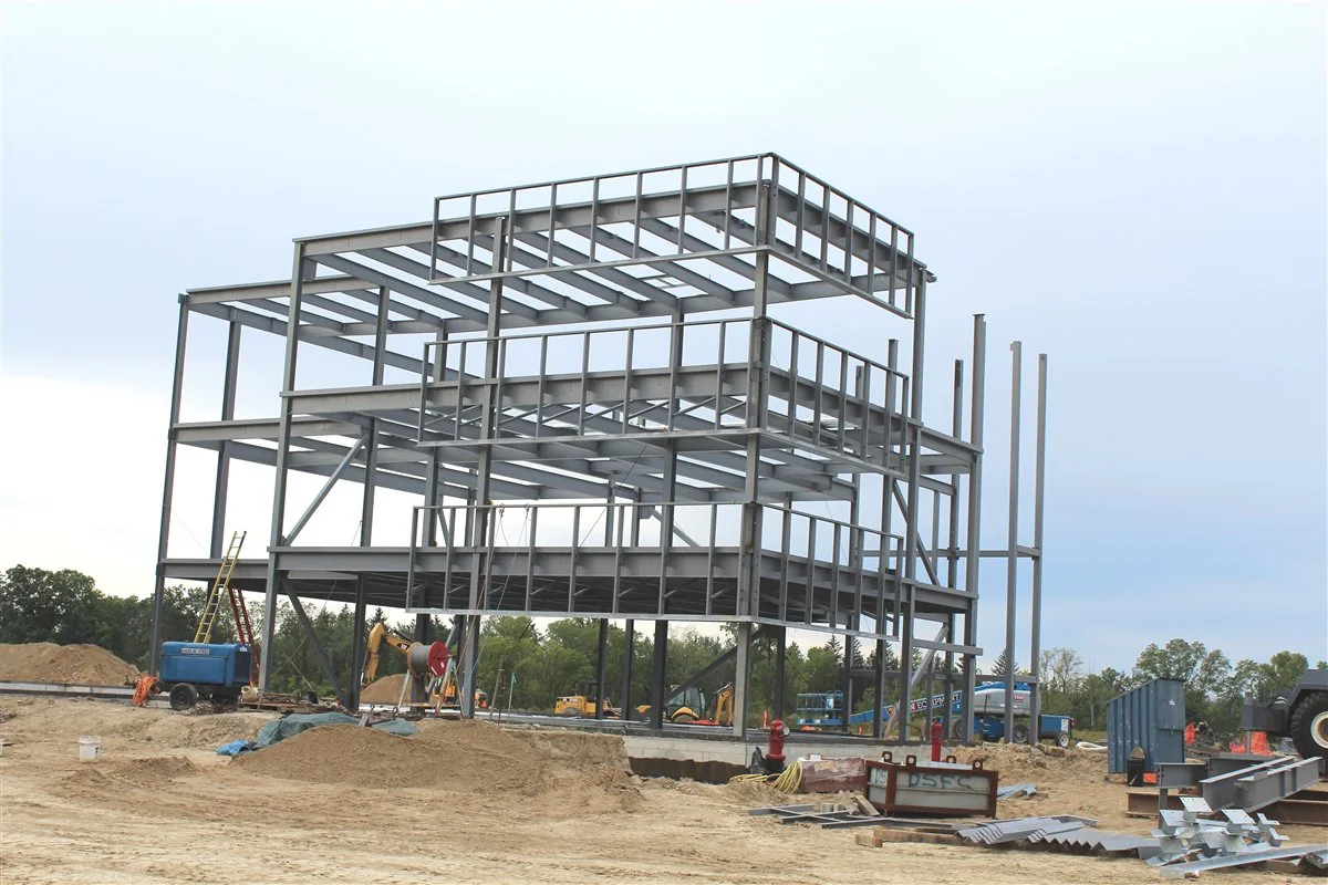 Montage et levage d'ossature acier et portiques sur chantier