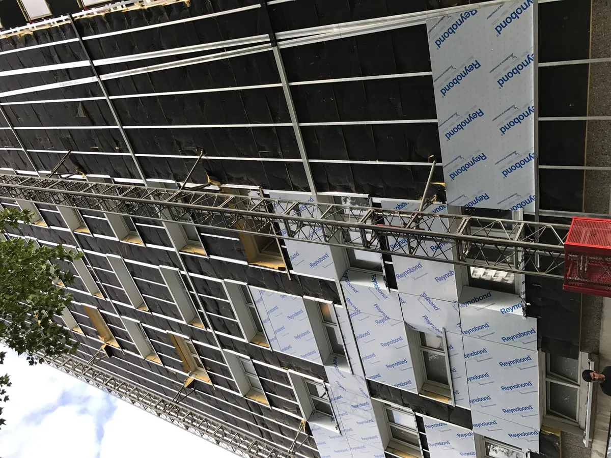 Façade en bardage métallique avec intégration des ouvertures et menuiseries